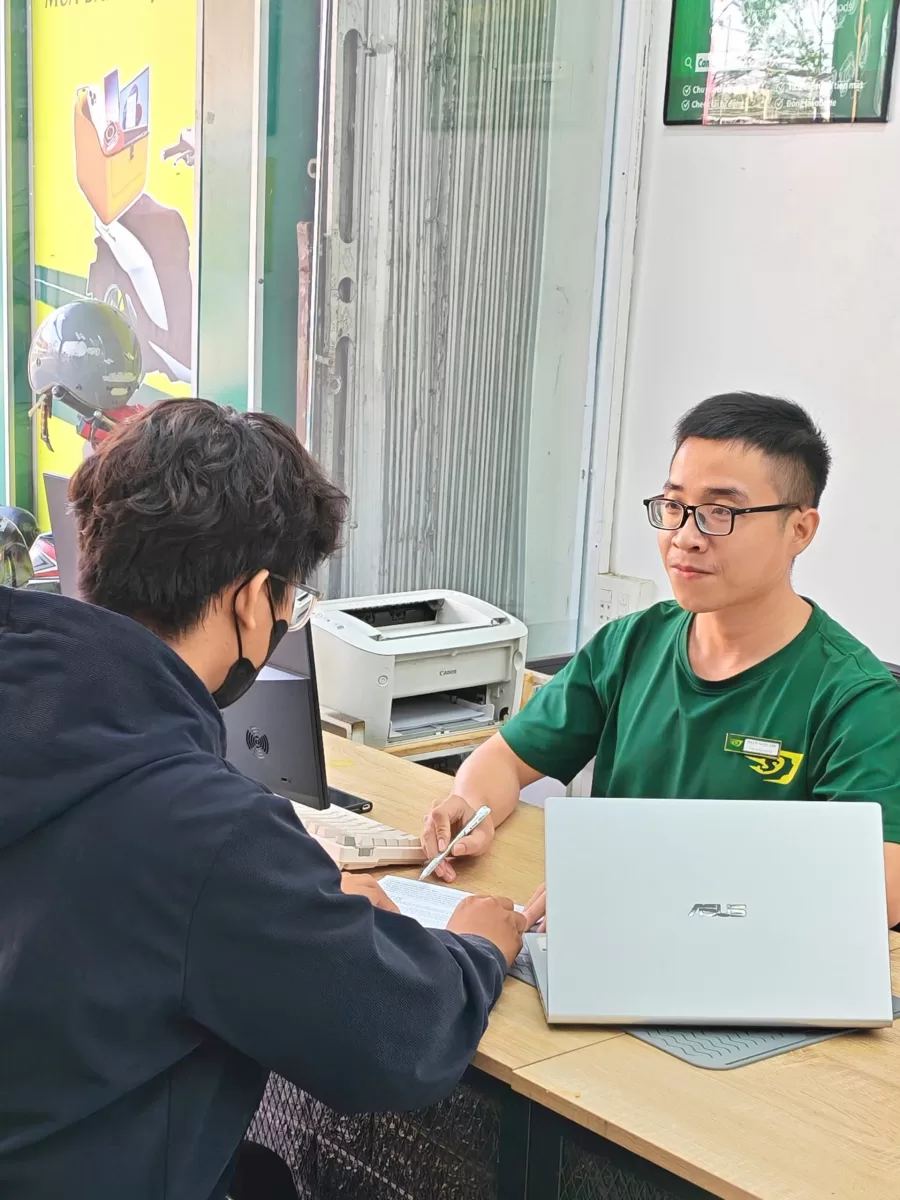 Nhân viên Cầm đồ Nhanh tư vấn báo giá cho khách tại quầy